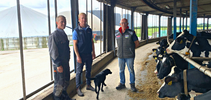 Heine, Michael og Henry Kuhr foran deres runde kvægstald